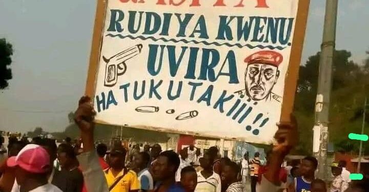 Uvira, Sud-Kivu – Des manifestants brandissent une pancarte hostile lors des protestations citoyennes, ce lundi. Le message appelle au départ de Général Olivier Gasita