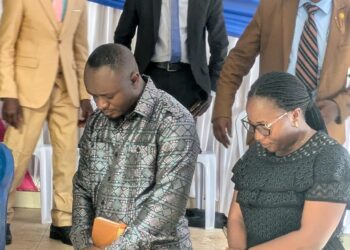 Kabare: l’administrateur du territoire Elie Rubabura Espoir et son adjointe Cikuru Barhakaziga Pascaline reçoivent la bénédiction des serviteurs de Dieu de l’église 8ème CEPAC Penuel de Kashusha