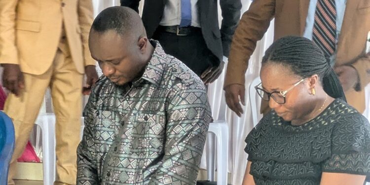 Kabare: l’administrateur du territoire Elie Rubabura Espoir et son adjointe Cikuru Barhakaziga Pascaline reçoivent la bénédiction des serviteurs de Dieu de l’église 8ème CEPAC Penuel de Kashusha