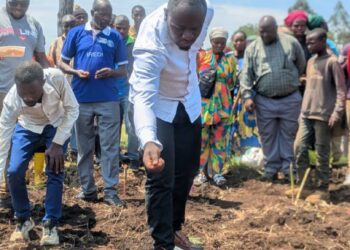 Sud-Kivu/ Kabare: L’administrateur du Territoire, Élie Rubabura Espoir emboîte le pas au Gouverneur et lance officiellement la campagne agricole dans son entité 