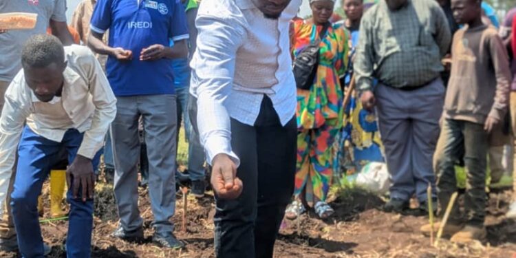 Sud-Kivu/ Kabare: L’administrateur du Territoire, Élie Rubabura Espoir emboîte le pas au Gouverneur et lance officiellement la campagne agricole dans son entité 