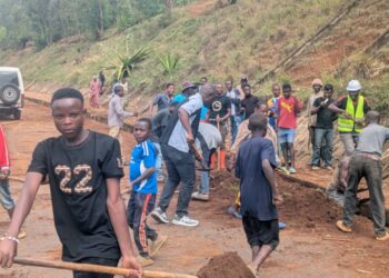 Kabare: fidèle à son habitude, l’administrateur du territoire Elie Rubabura Espoir toujours présent aux travaux communautaires