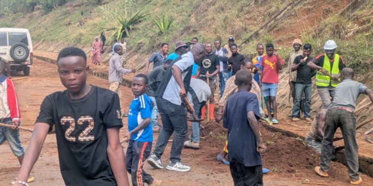 Kabare: fidèle à son habitude, l’administrateur du territoire Elie Rubabura Espoir toujours présent aux travaux communautaires