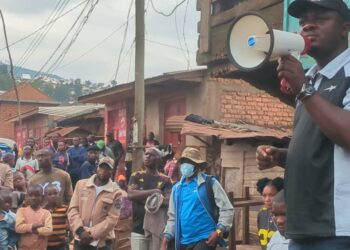 Kabare-Sud: l’administrateur du territoire Elie Rubabura Espoir prêche la paix et le développement au centre commercial de Kasihe