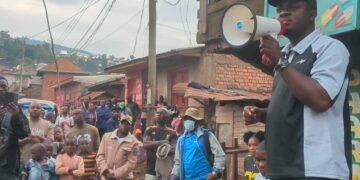 Kabare-Sud: l’administrateur du territoire Elie Rubabura Espoir prêche la paix et le développement au centre commercial de Kasihe