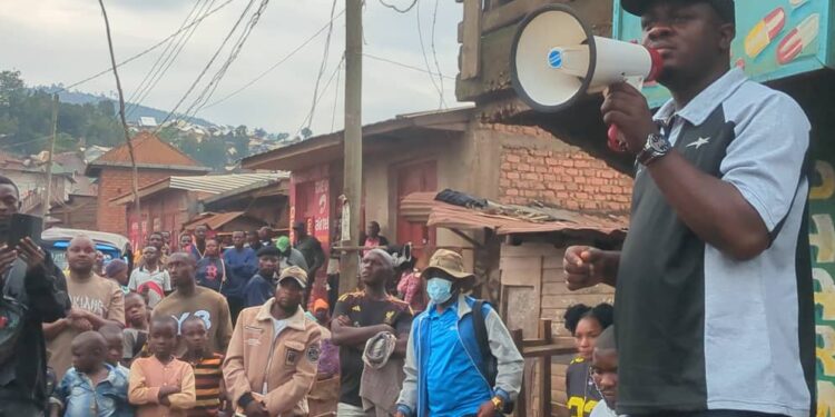 Kabare-Sud: l’administrateur du territoire Elie Rubabura Espoir prêche la paix et le développement au centre commercial de Kasihe
