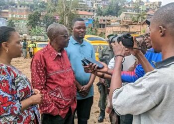 Bukavu: Soucieux de l’assainissement, le Maire de Bukavu et son adjointe supervisent les travaux communautaires