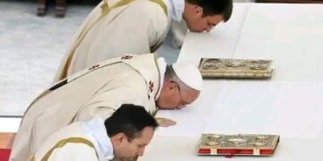 Église catholique: Pourquoi le prêtre embrasse l’autel au début de la messe