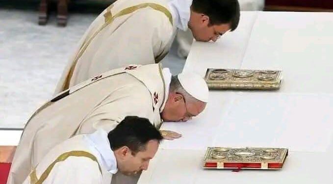 Église catholique: Pourquoi le prêtre embrasse l’autel au début de la messe