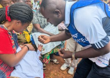 Campagne vaccinale contre la polio : l’administrateur de Kabare, Élie Rubabura Espoir, appelle à la mobilisation des parents