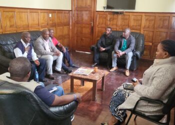Bukavu: le maire de la ville Nicolas Kyalangalilwa échange avec les revendeurs de pièces automobiles 
