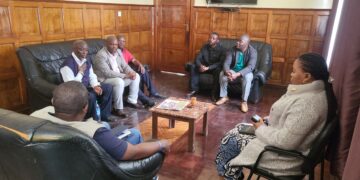 Bukavu: le maire de la ville Nicolas Kyalangalilwa échange avec les revendeurs de pièces automobiles 